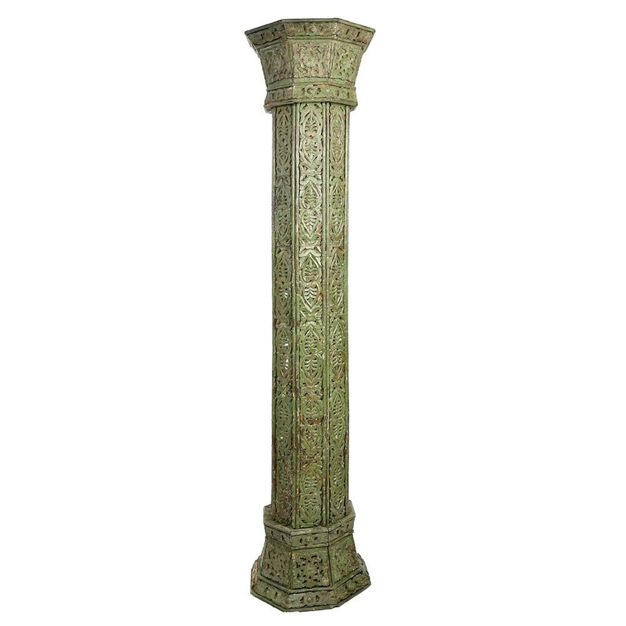 Grandes colonnes en bois sculpté