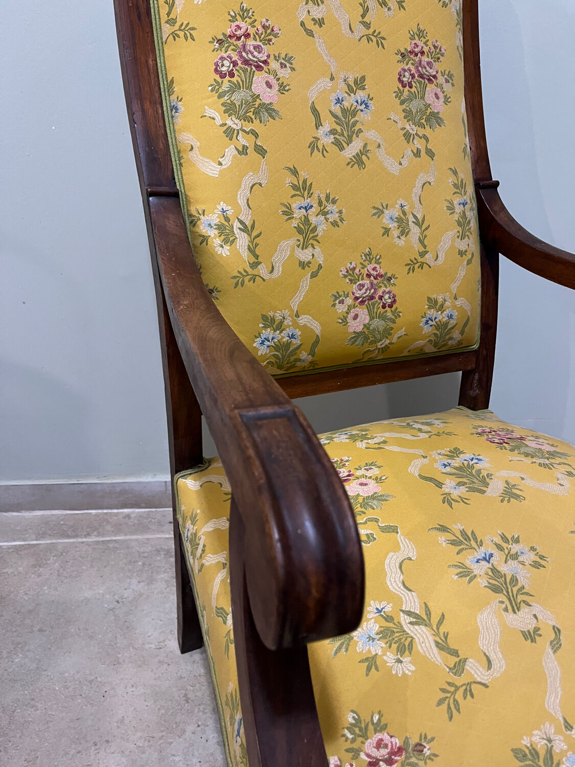 Louis XV style cabriolet armchair in solid wood, yellow floral fabric.