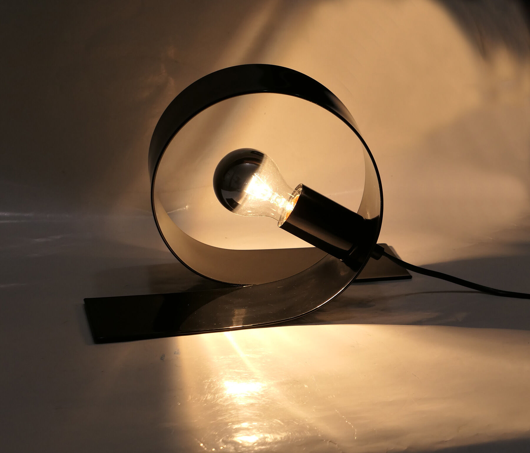 Lampe à poser design en métal laqué noir