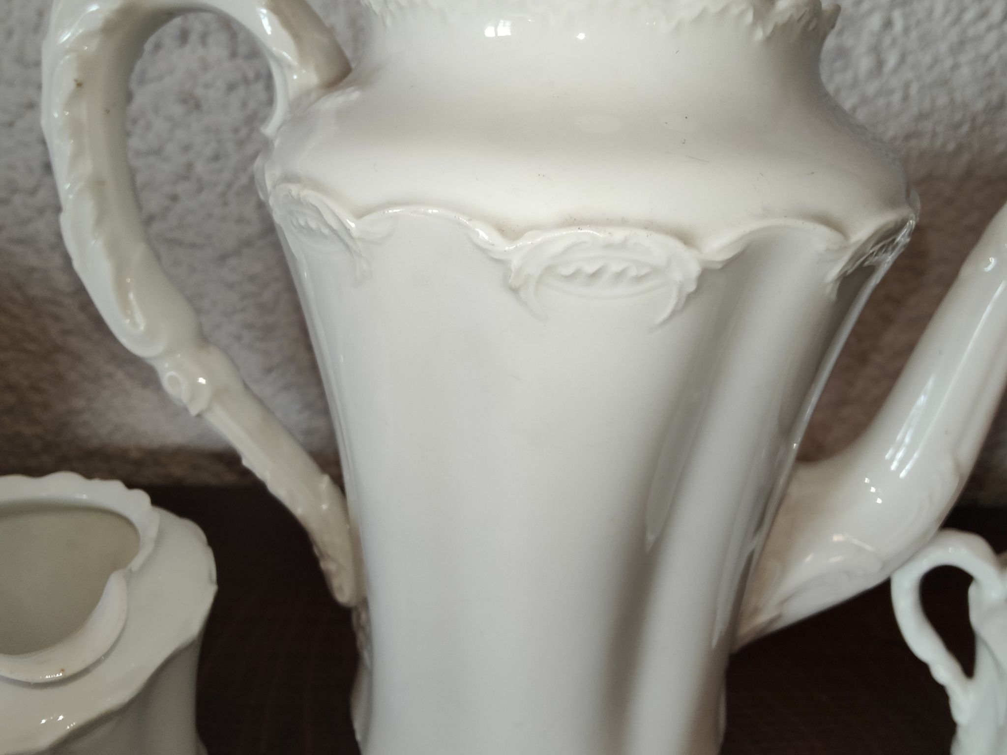 Limoges porcelain coffee maker in Haviland, white milk pot and sugar bowl decorated with leaves