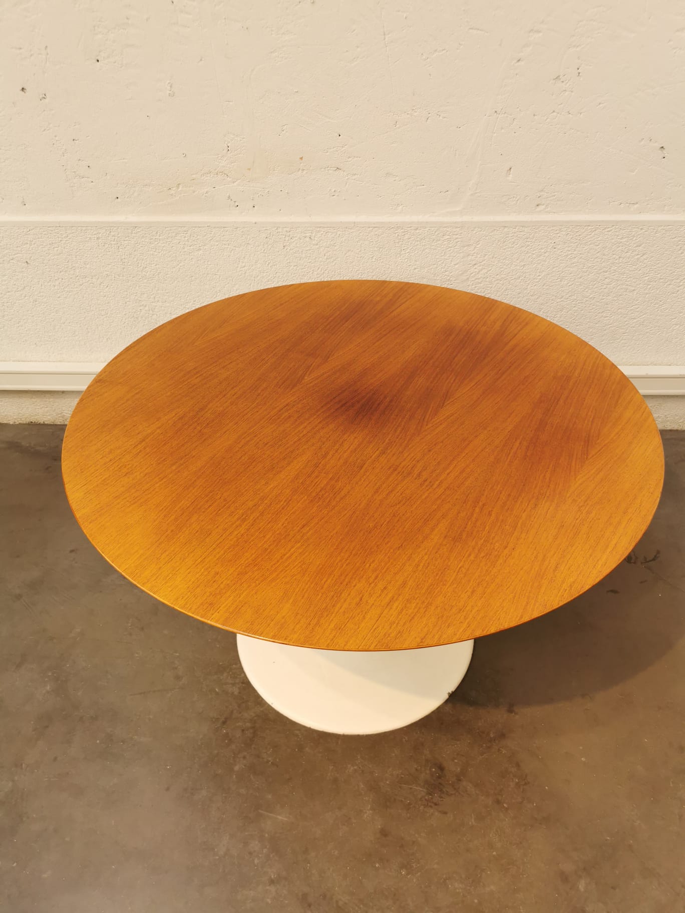 Round table tulip foot