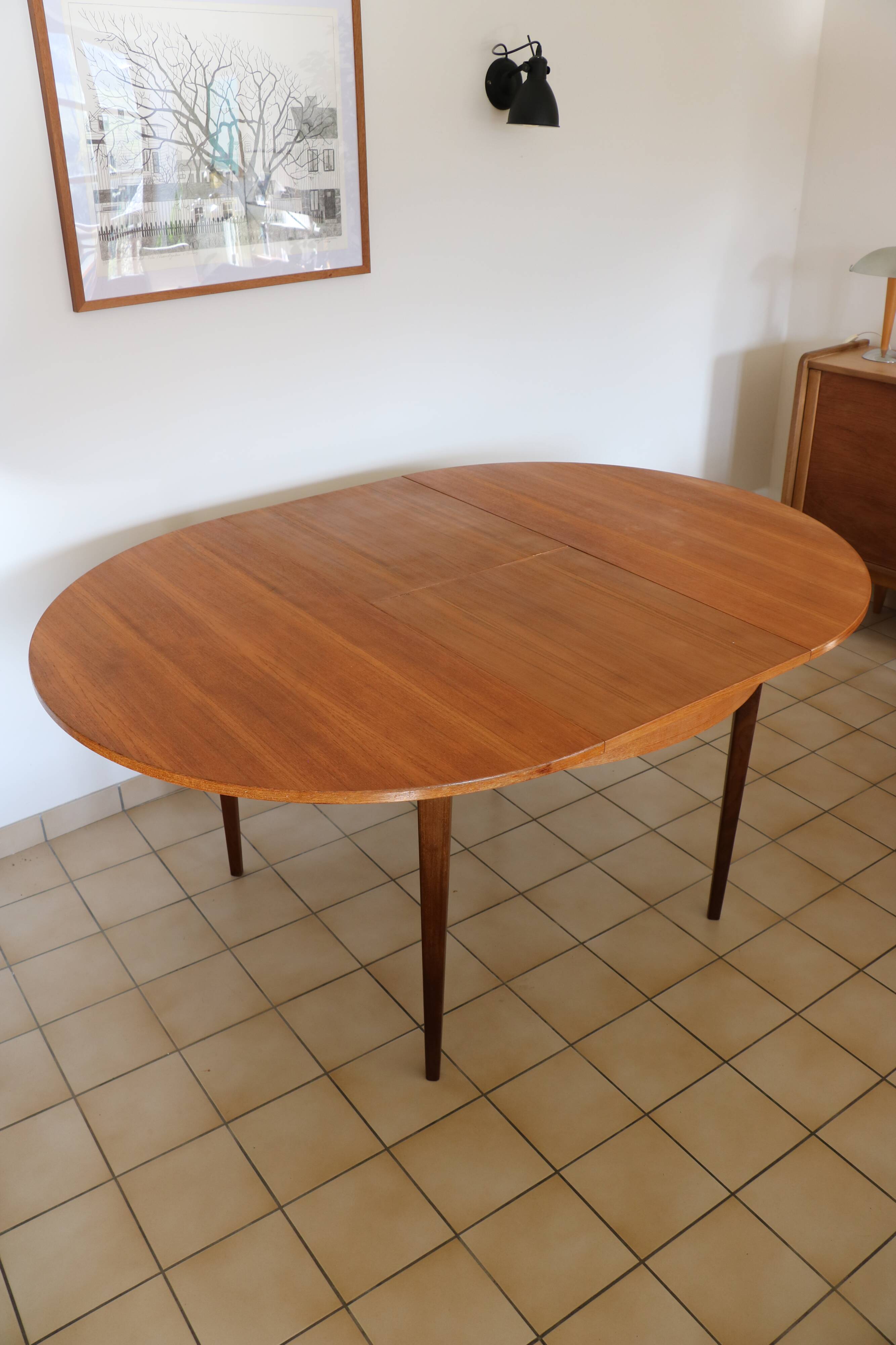 Extendable round table with butterfly extension system