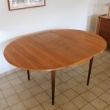 Extendable round table with butterfly extension system