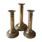 Lot de trois anciens bougeoirs en laiton