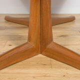 Mid-century round extendable teak dining table from McIntosh, United Kingdom, 1960s