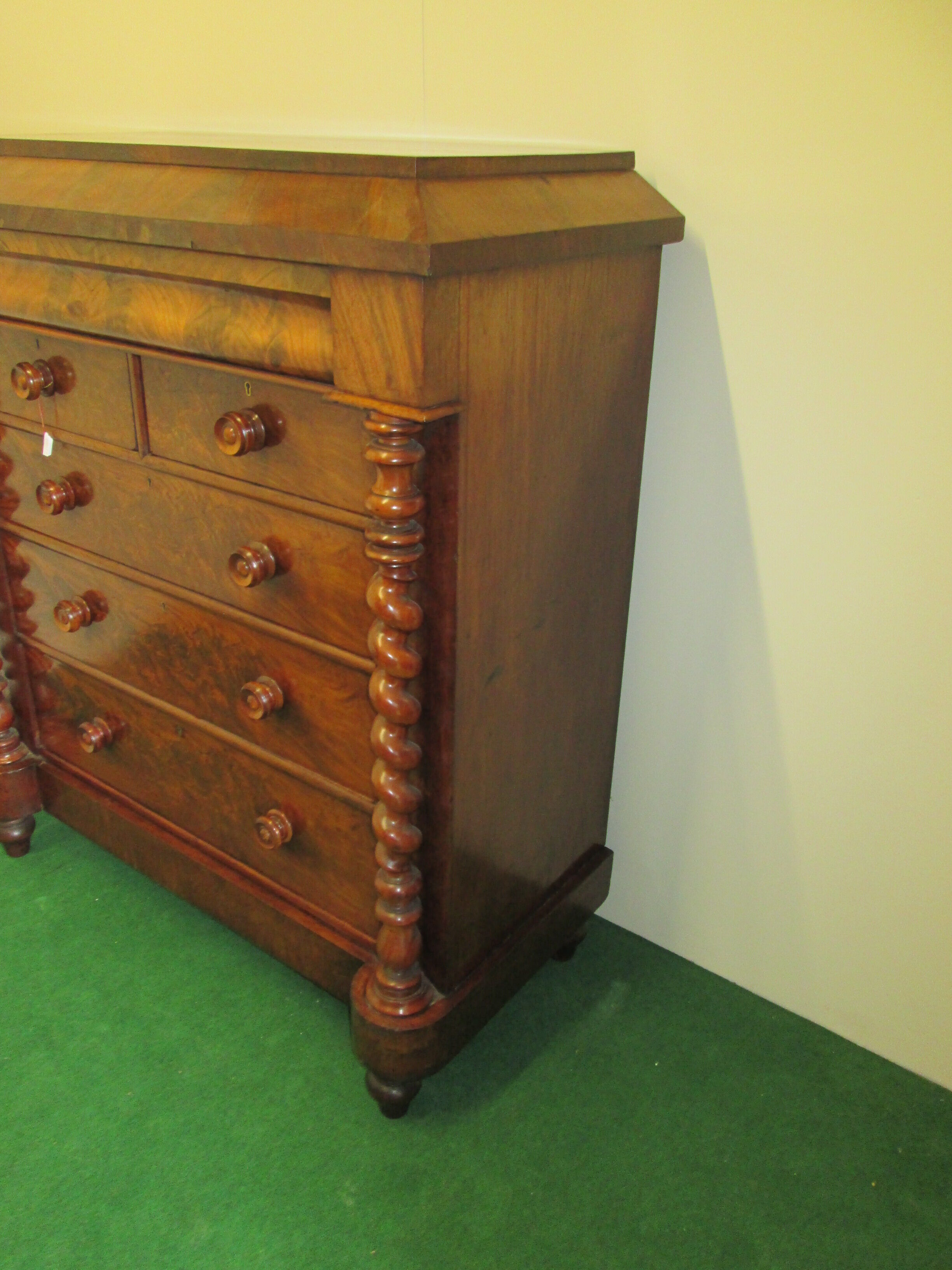 Scottish mahogany chest of drawers from 1880