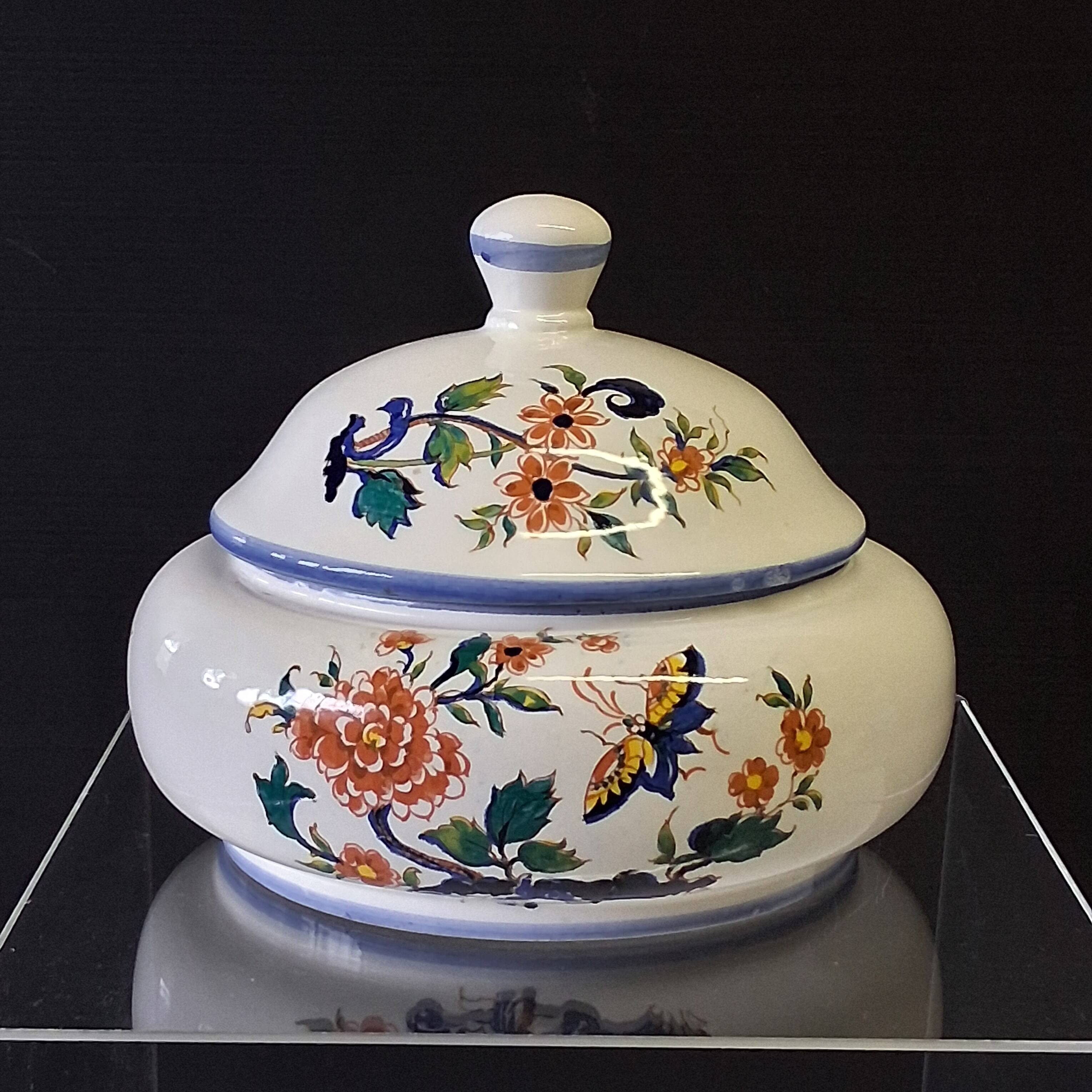 Ceramic pot with lid