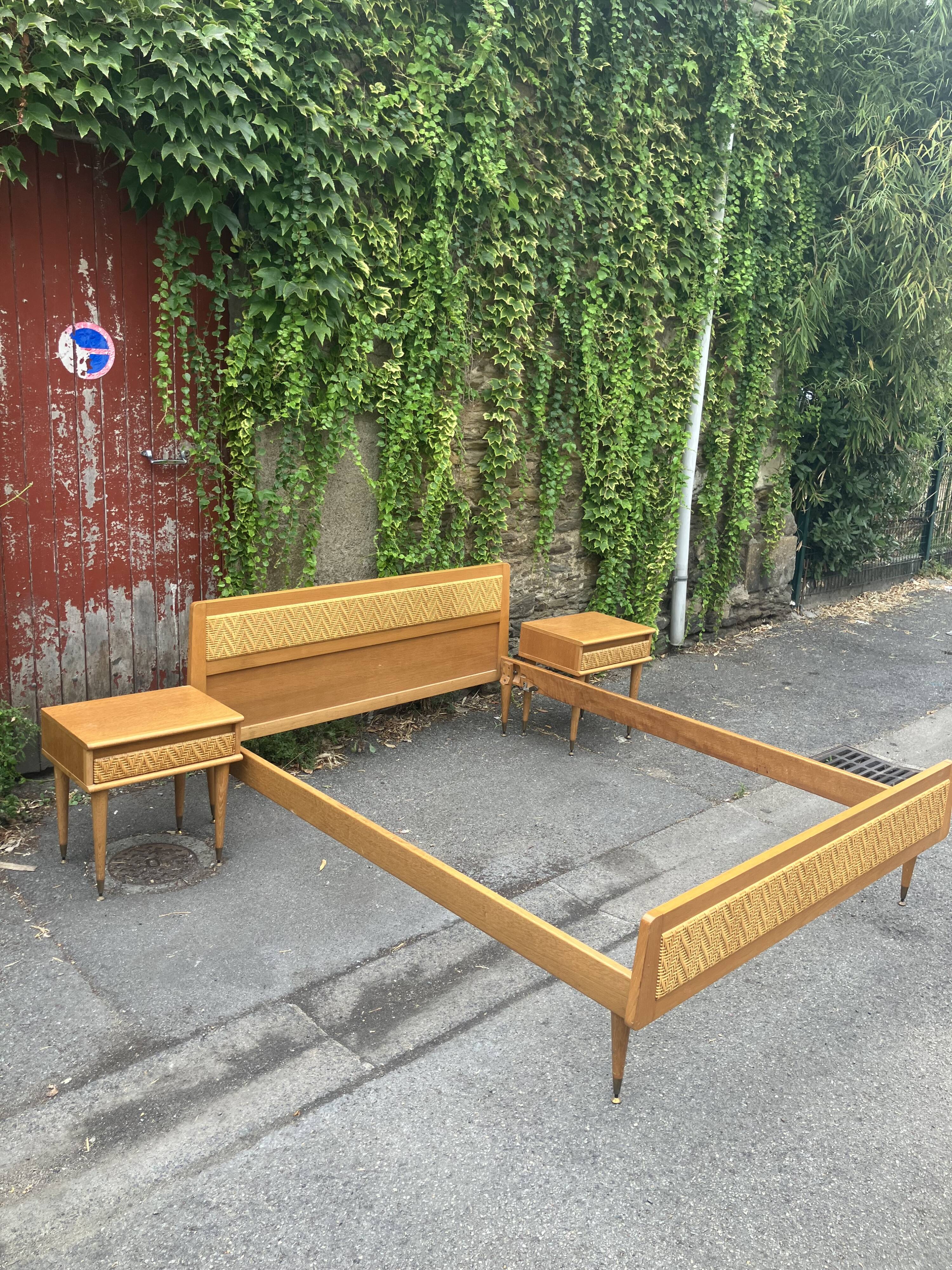 Vintage oak and rattan bed + 2 matching bedside tables – 1950s/60s – invoice