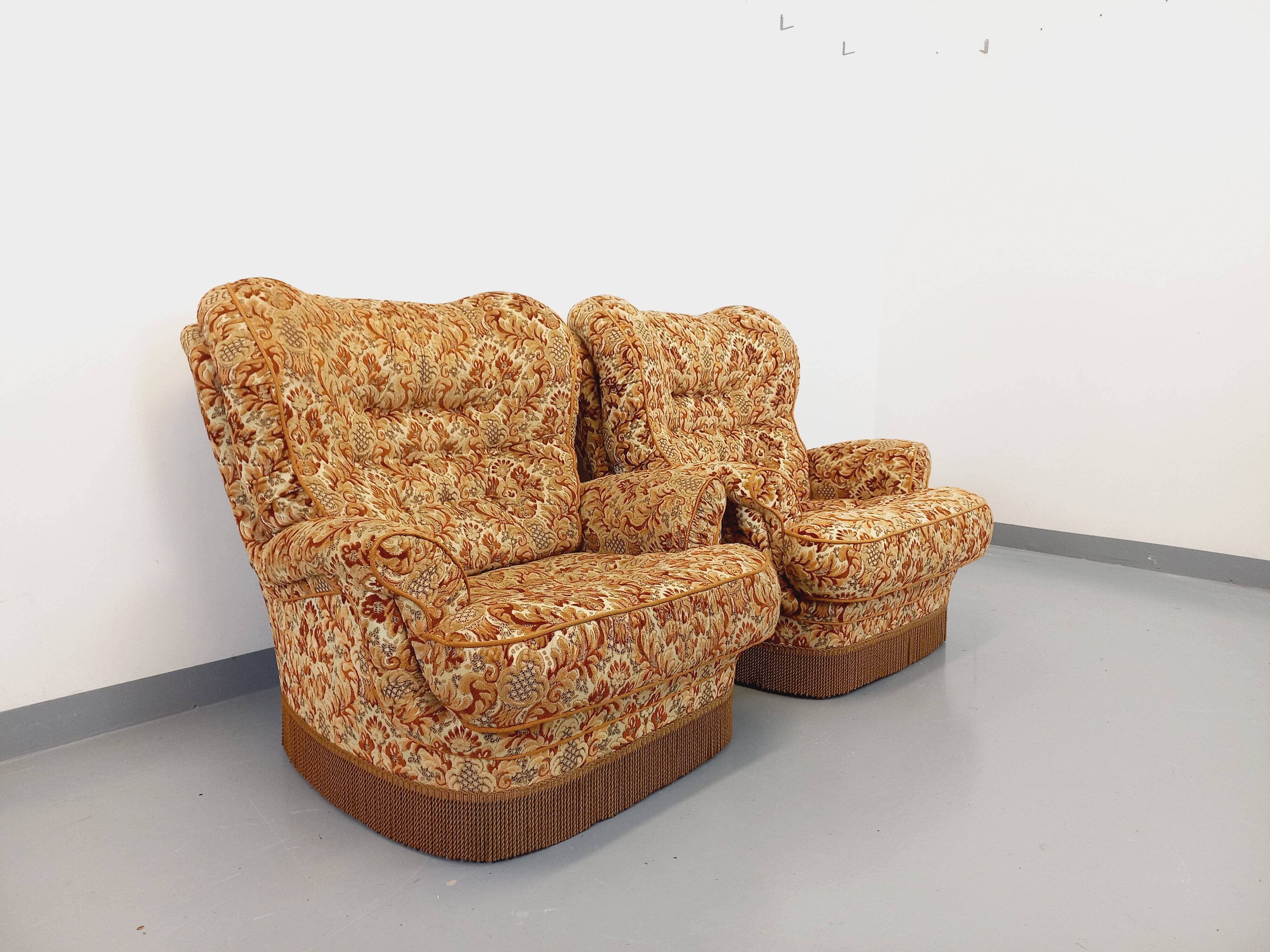 Set of 2 vintage armchairs in floral fabric with fringes from the 60s 70s