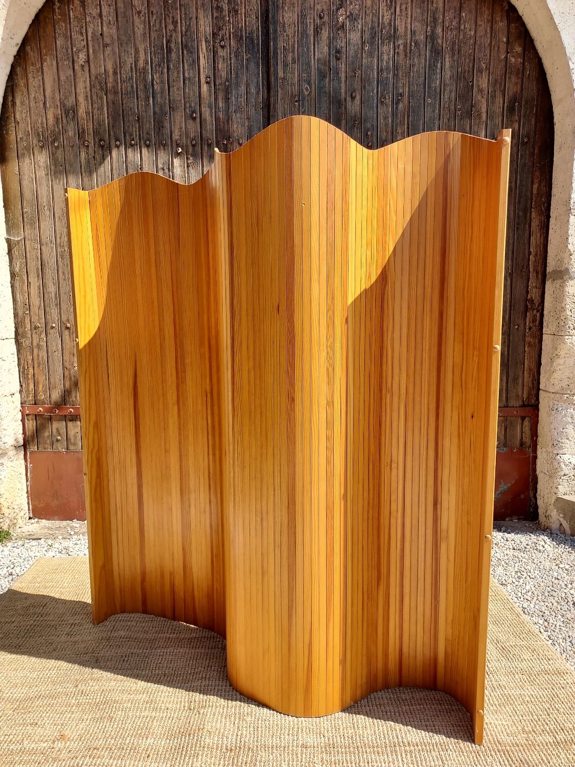 Articulated wooden screen