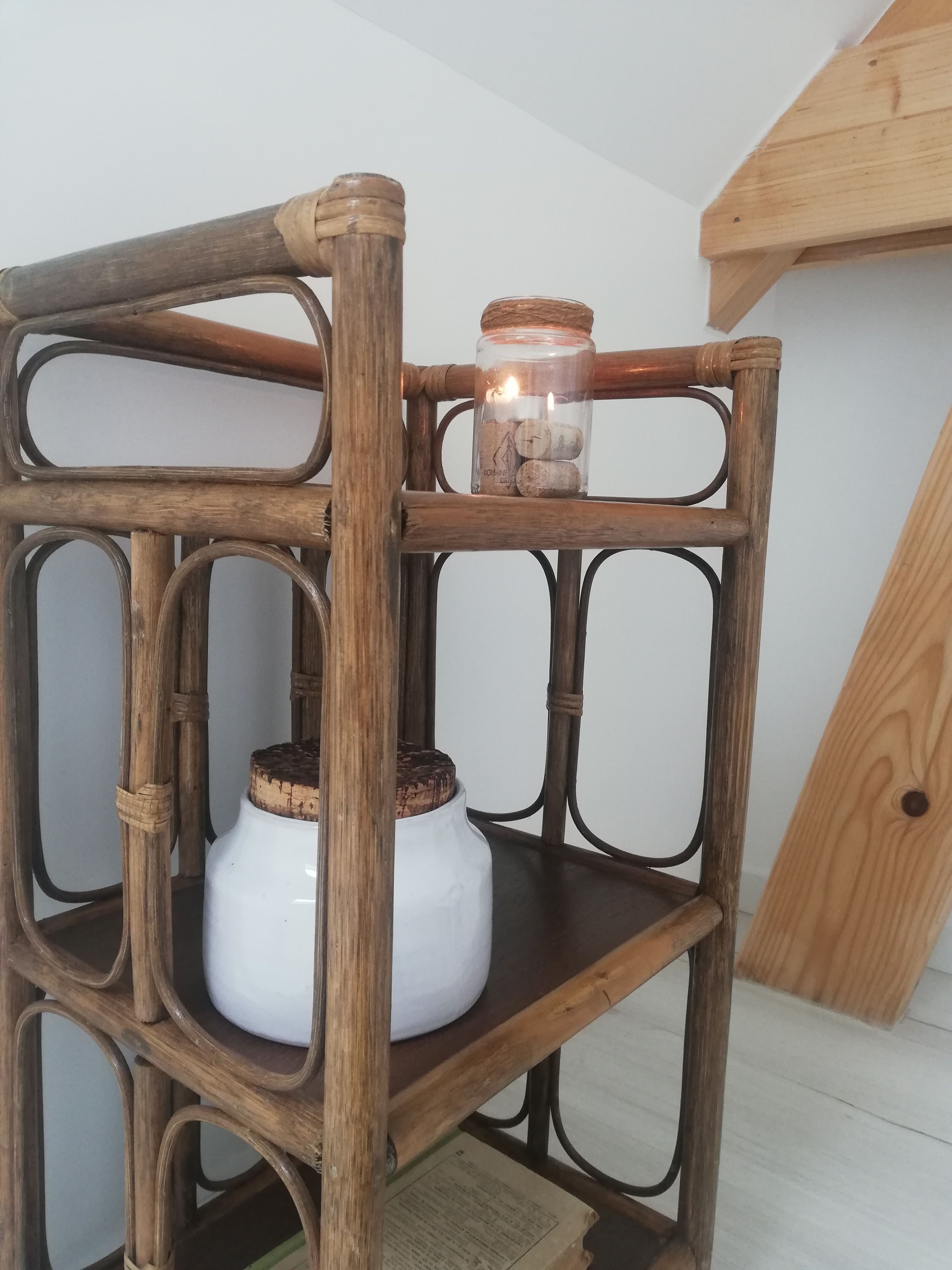 Etagère en rotin vintage