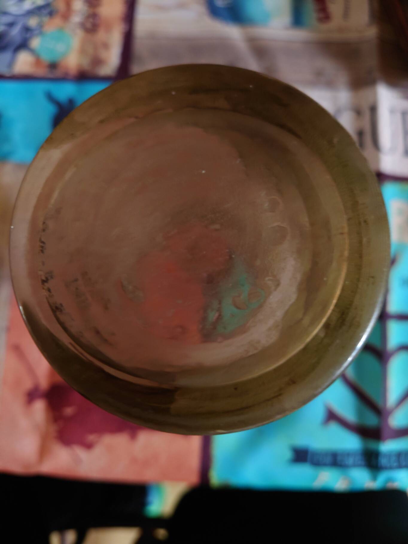 petit vase boule verre multicouche dégagé a l'acide de cassis et rechaussé de peinture signé Theodor