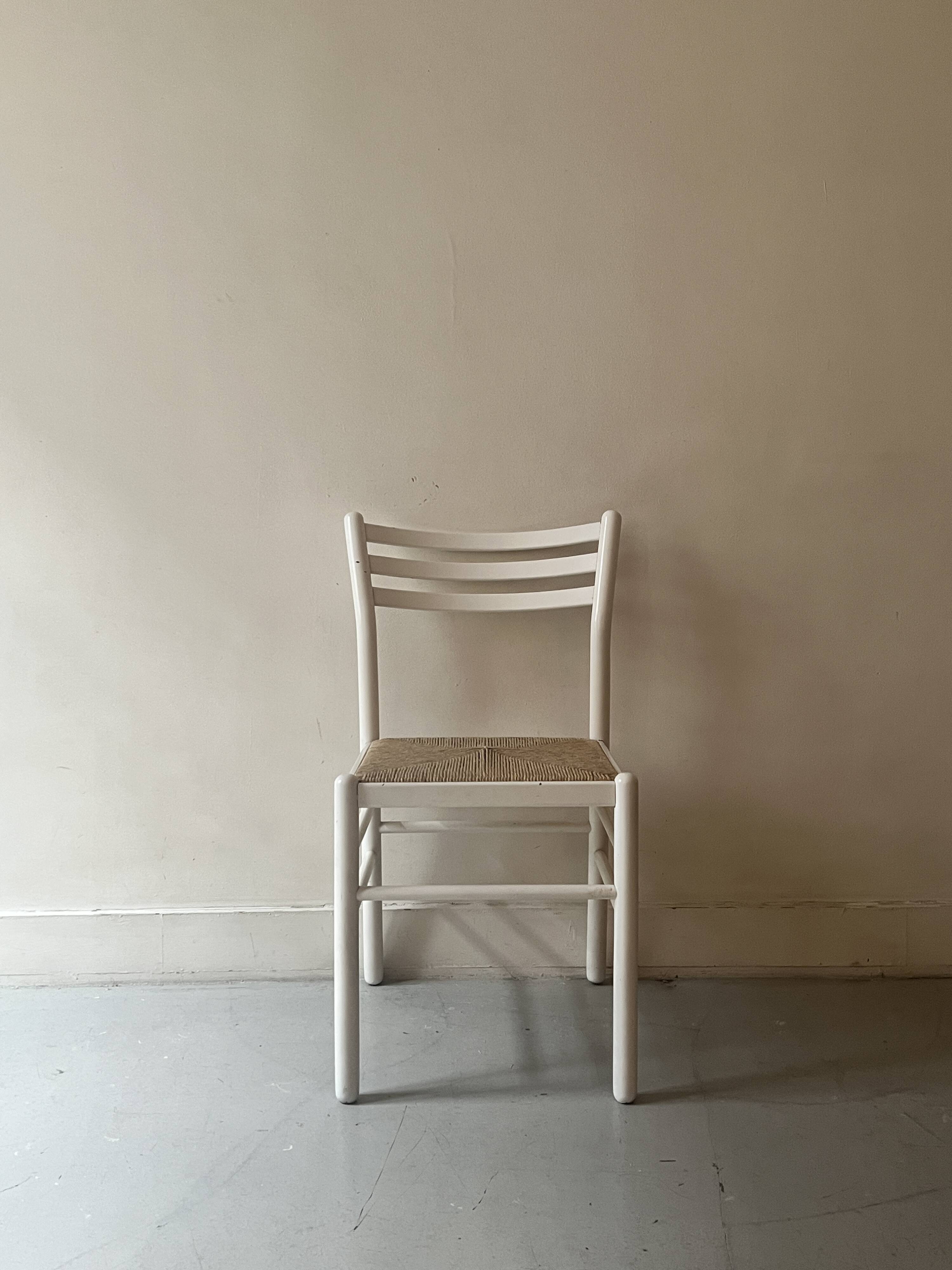chaise moderniste en bois blanc et paillée