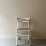 chaise moderniste en bois blanc et paillée