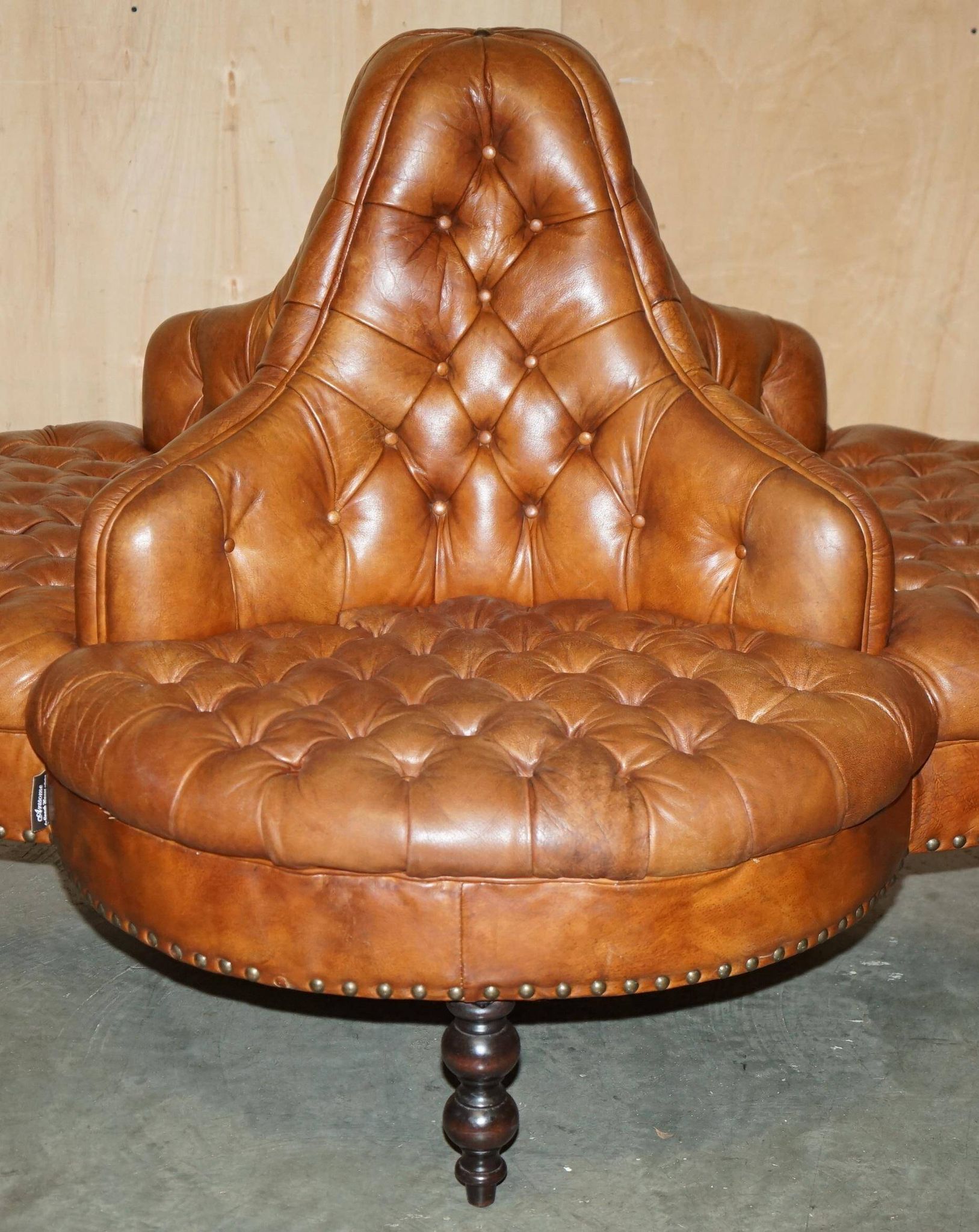 Heritage leather Chesterfield sofa, four-seater, Tête-à-Tête model.