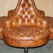 Heritage leather Chesterfield sofa, four-seater, Tête-à-Tête model.