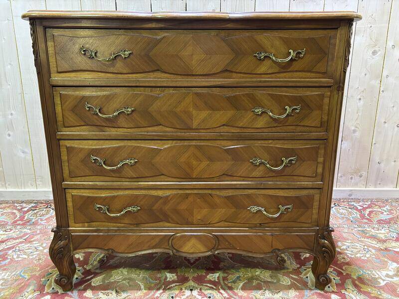 Commode en noyer de style Louis XV / rocaille