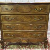 Commode en noyer de style Louis XV / rocaille