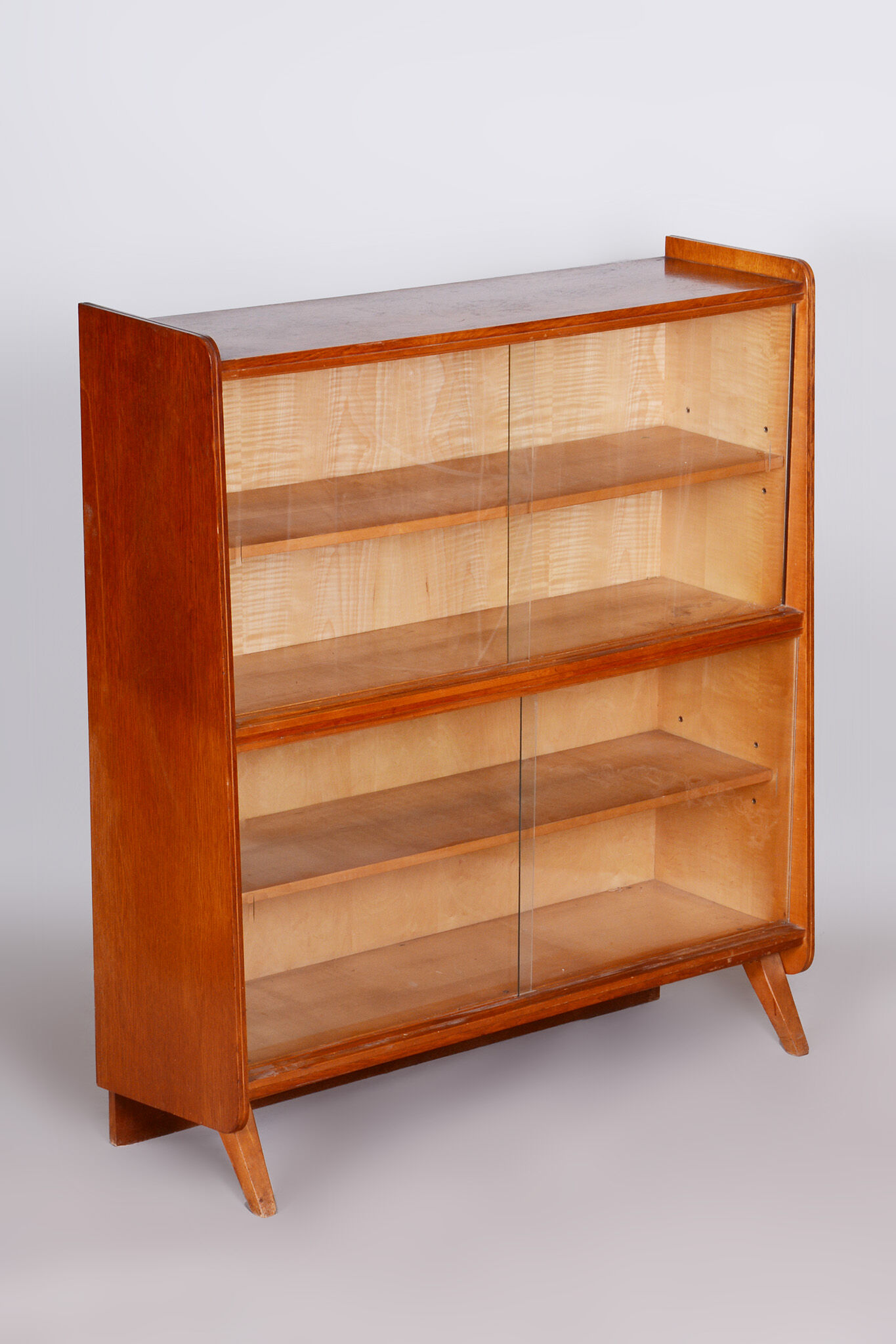 Bibliothèque restaurée en chêne du milieu du siècle, portes vitrées, polonaise relancée, Tchéquie, années 1950