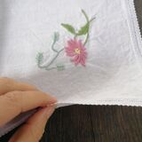 Serviettes de table brodées "fleur" à la main et dentelle