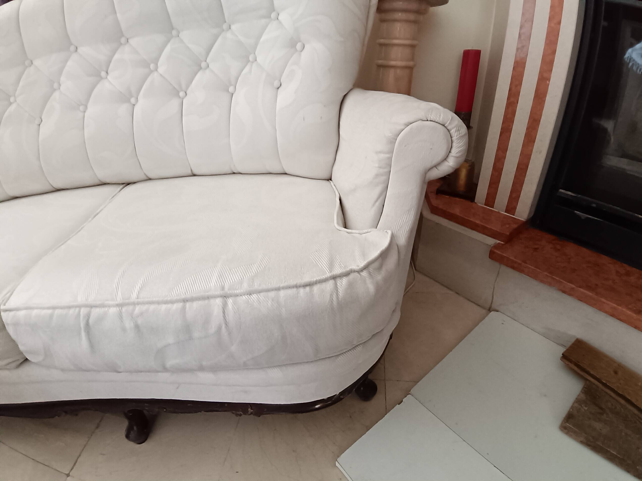 Vintage white curved tufted three-seater canapé