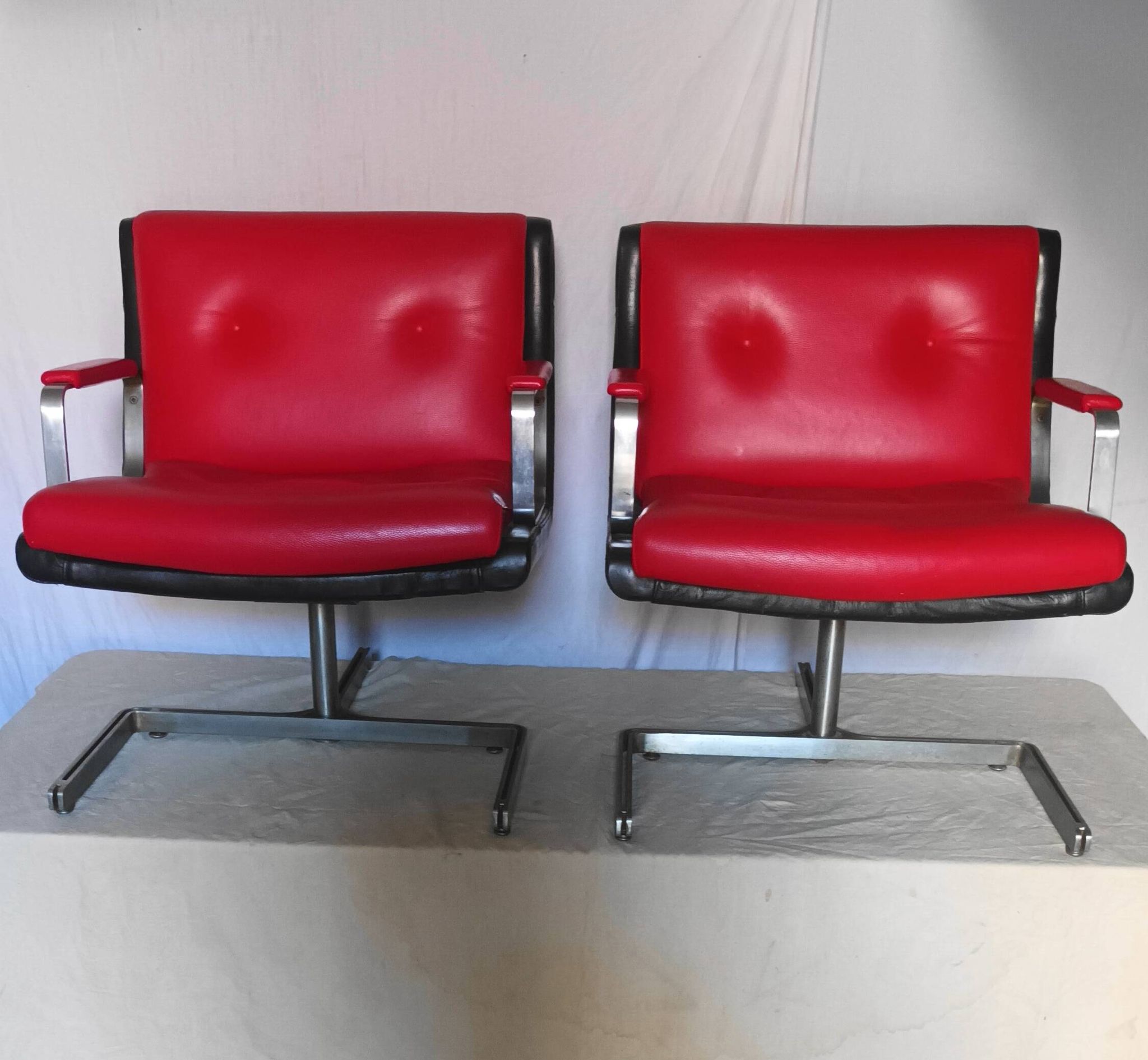 Paire de fauteuil en cuir de Raphael Raffel des années 70