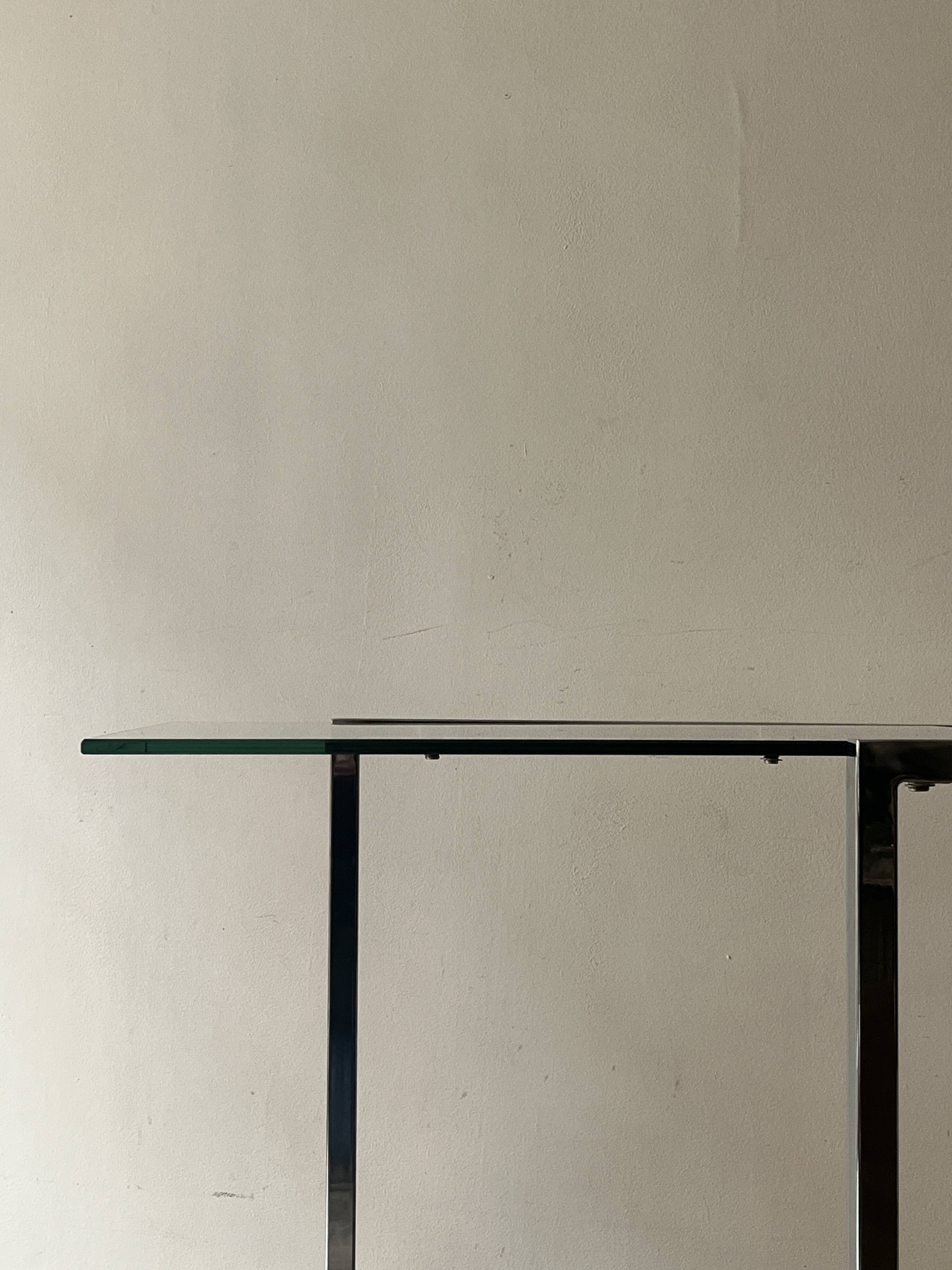 Vintage bar trolley in chrome steel and glass by Howard Miller circa 1970