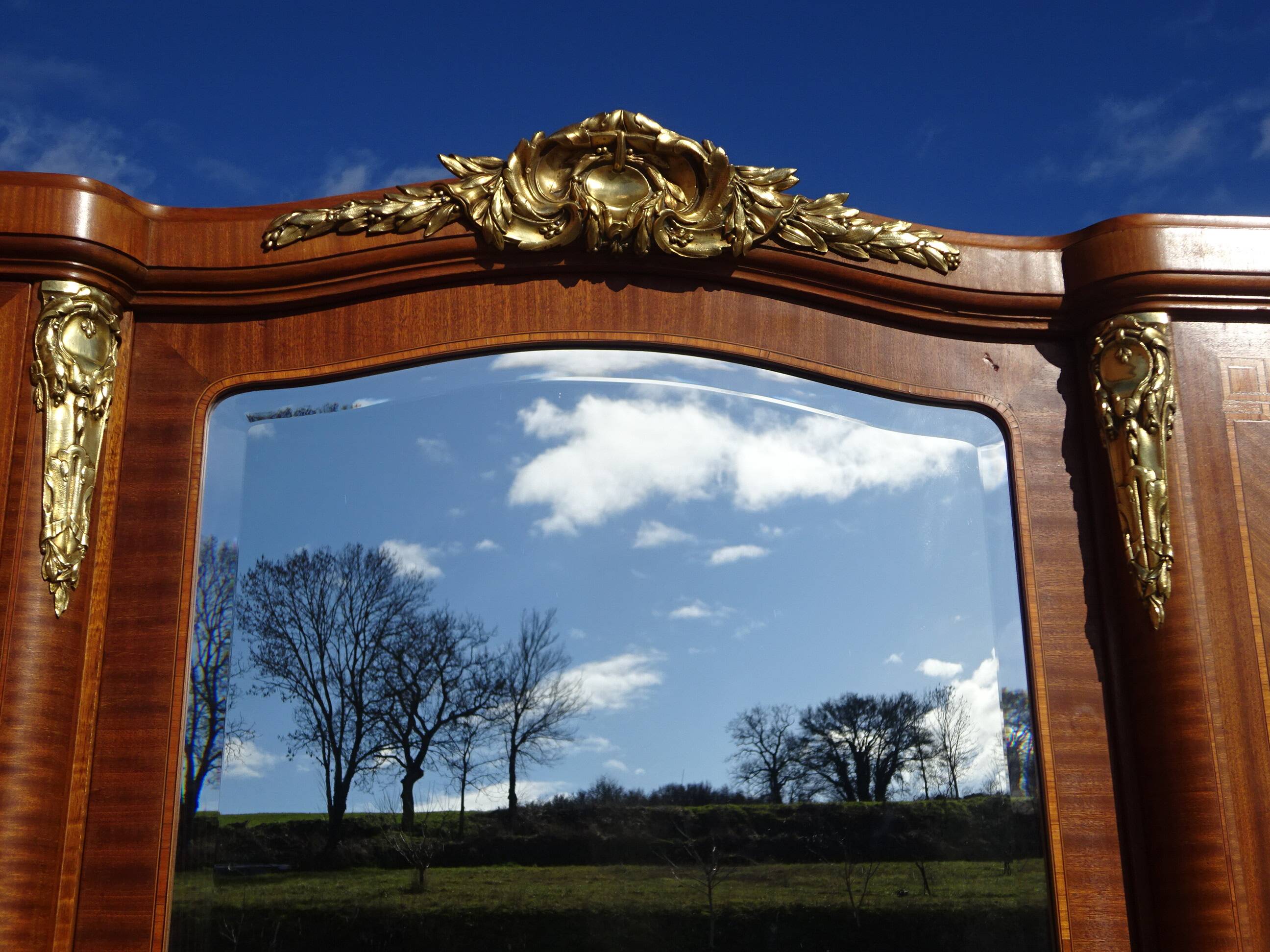 Armoire ancienne style Louis XVI avec bronzes et marqueterie de bois
