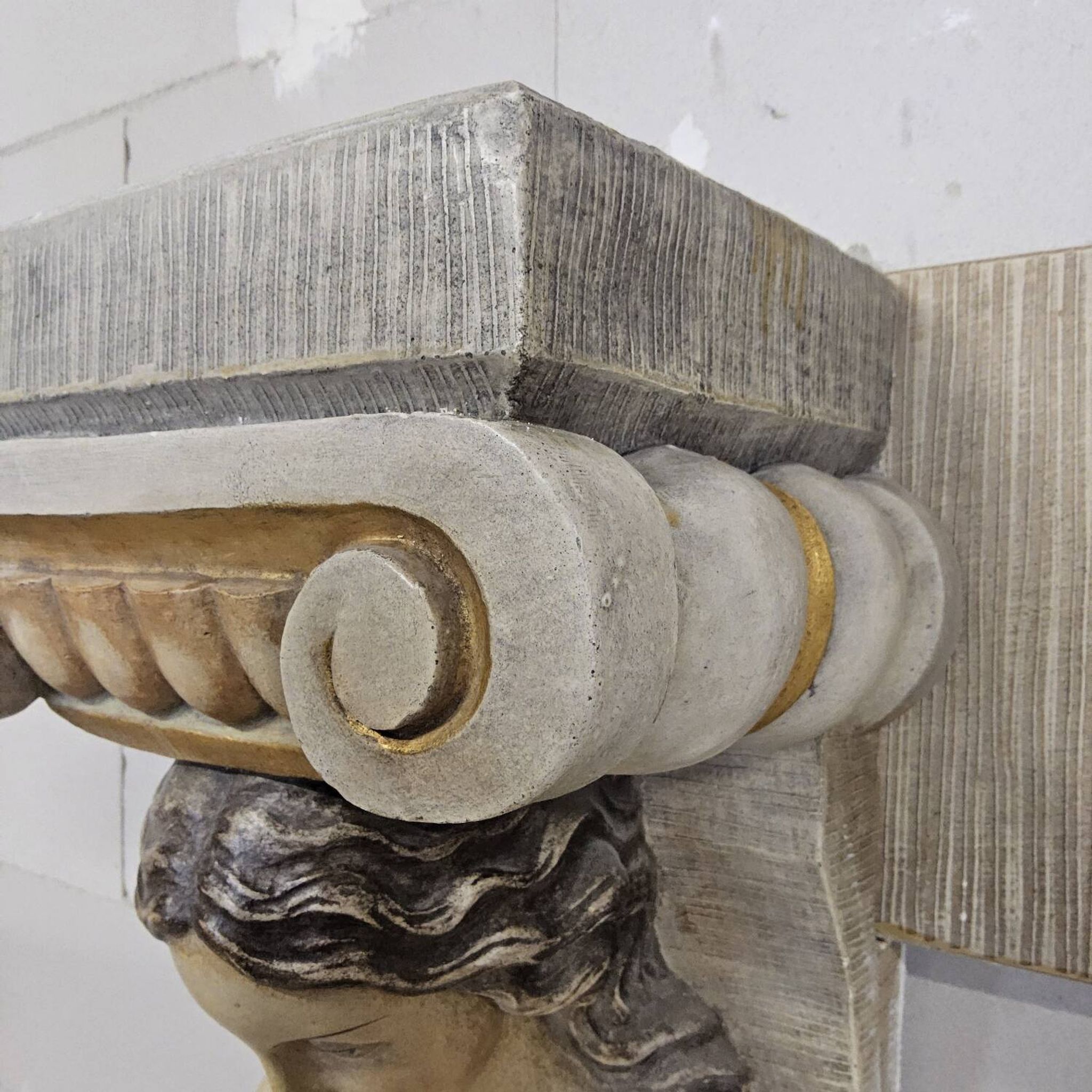 Cheminée en plâtre néoclassique avec des caryatides (femmes nues)
