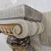 Cheminée en plâtre néoclassique avec des caryatides (femmes nues)