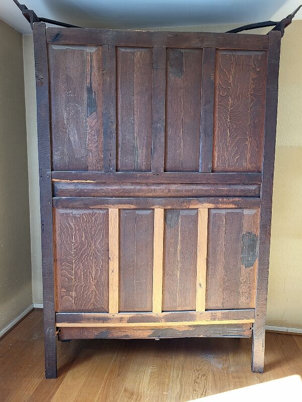 Armoire en chene sculptee du xviii ème siecle