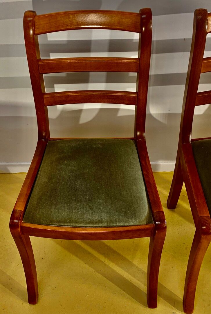 Round or oval table with four chairs in solid cherry, with extensions