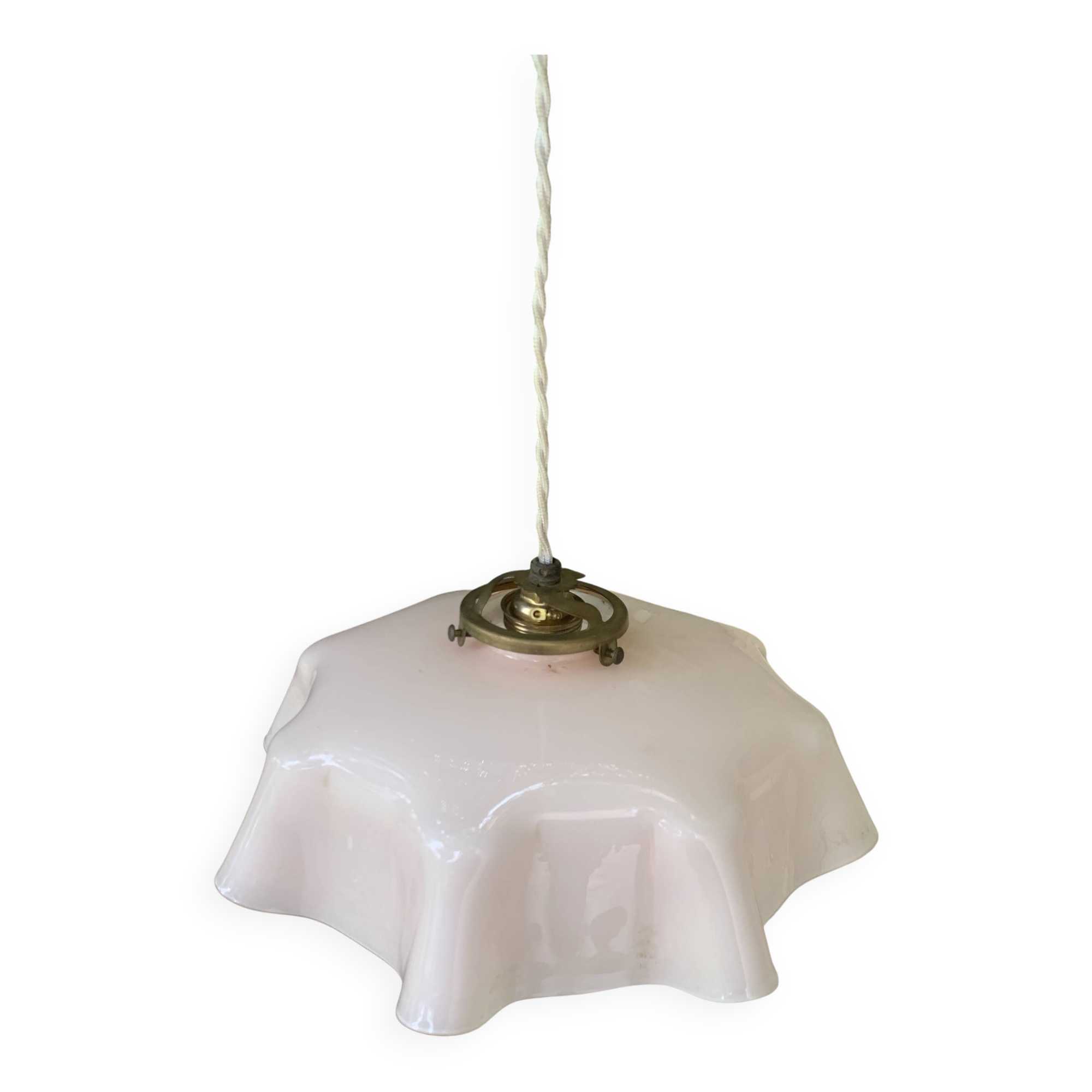 Lustre, suspension en opaline rose et intérieur blanc, complète ancienne