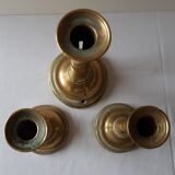 Lot de trois anciens bougeoirs en laiton