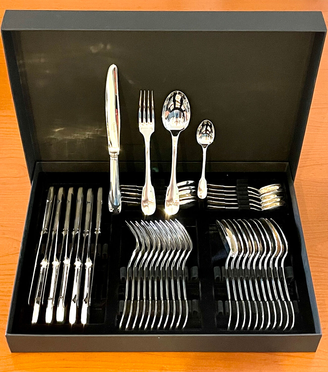 Christofle Cluny, cutlery set of 48 pieces in like-new condition.
