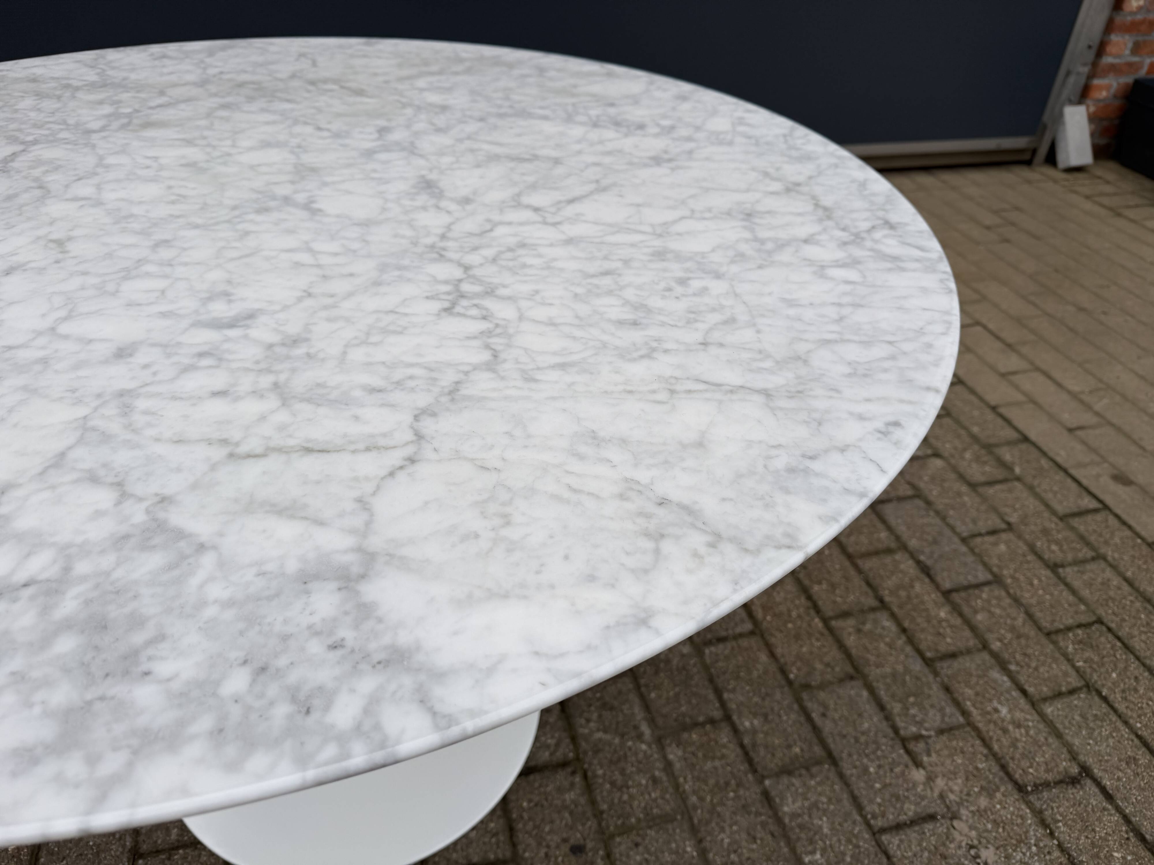 Original Knoll Tulip dining table in Carrara marble (120cm)