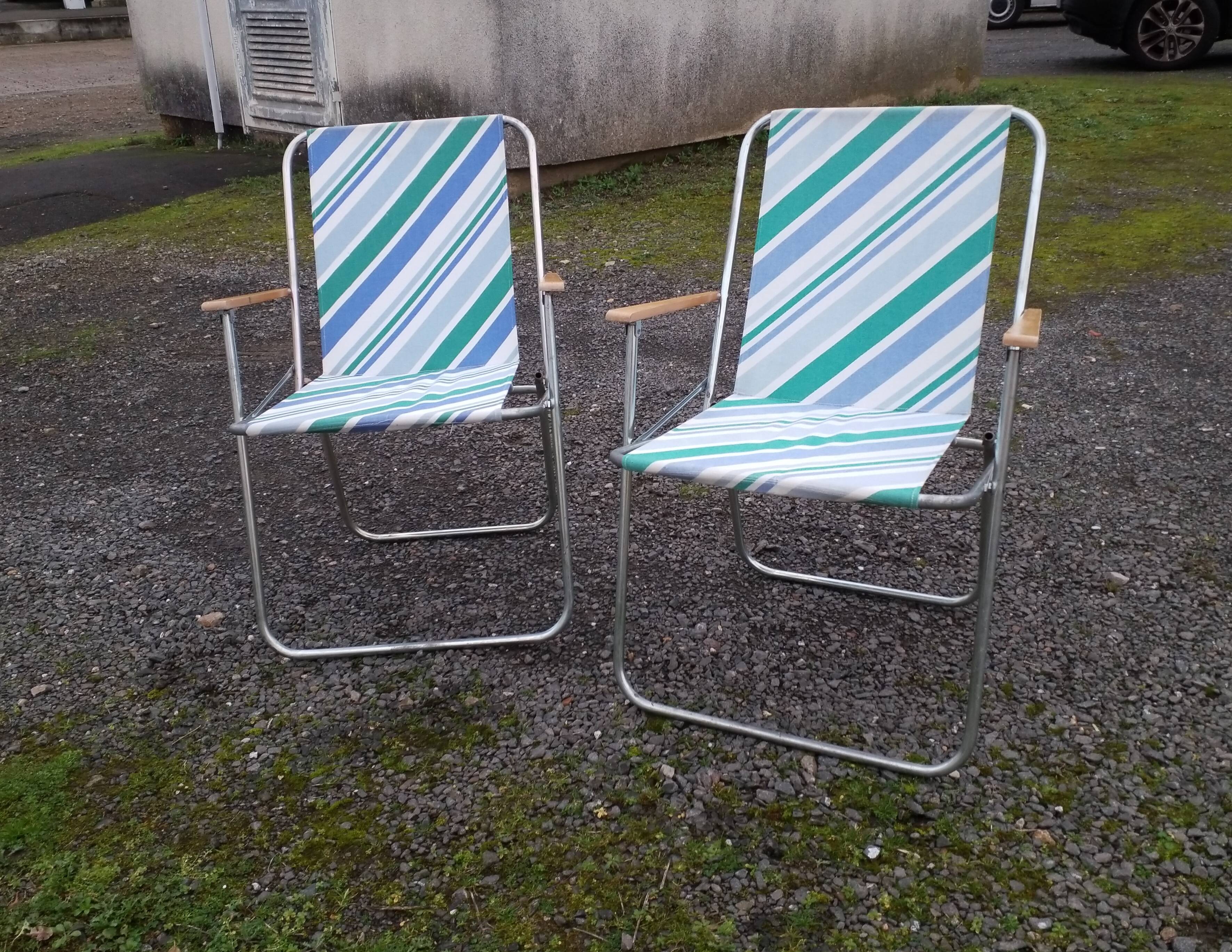 Pair of folding chairs 70