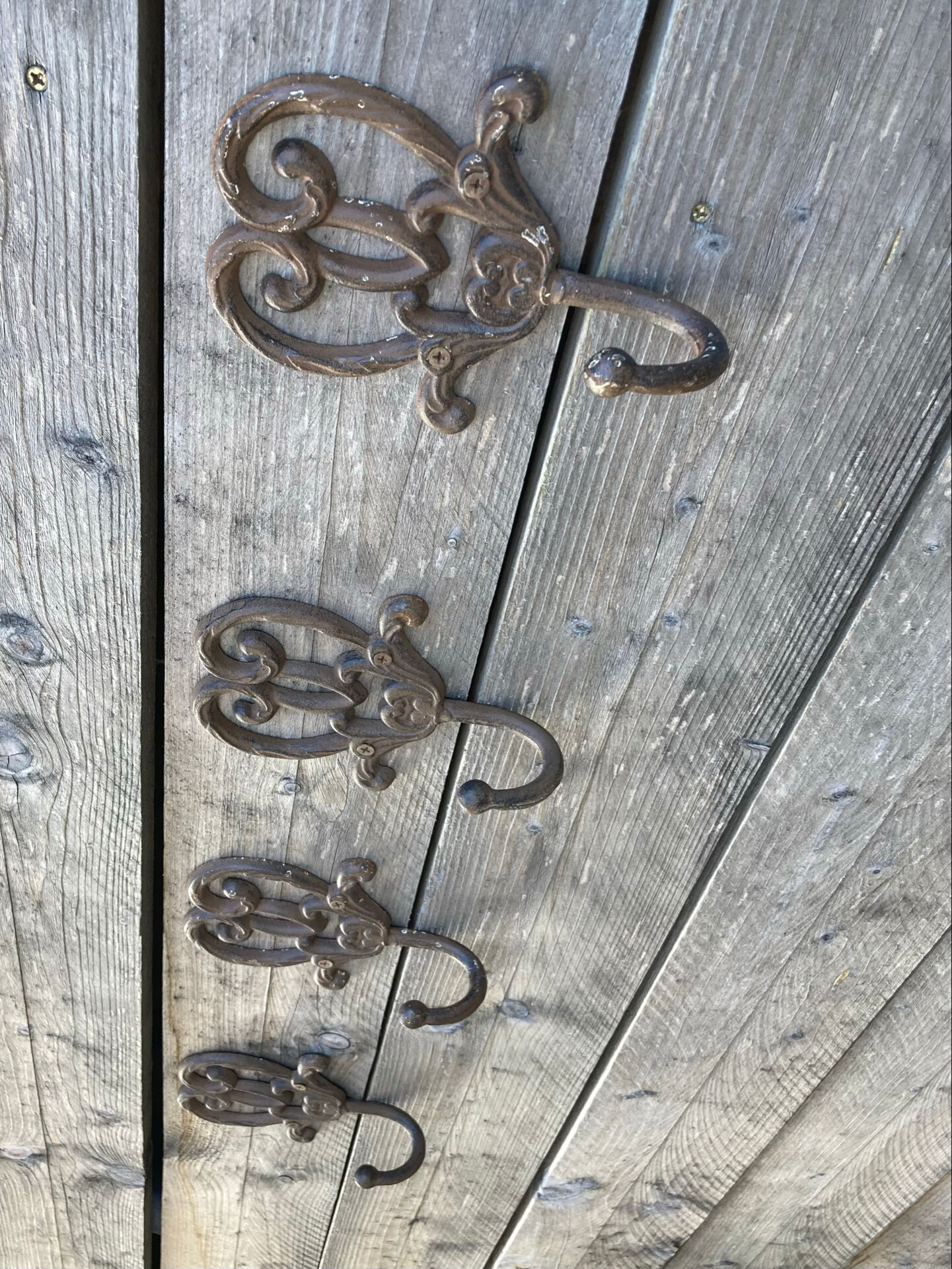Lot de 4 patères anciennes en fer forgé