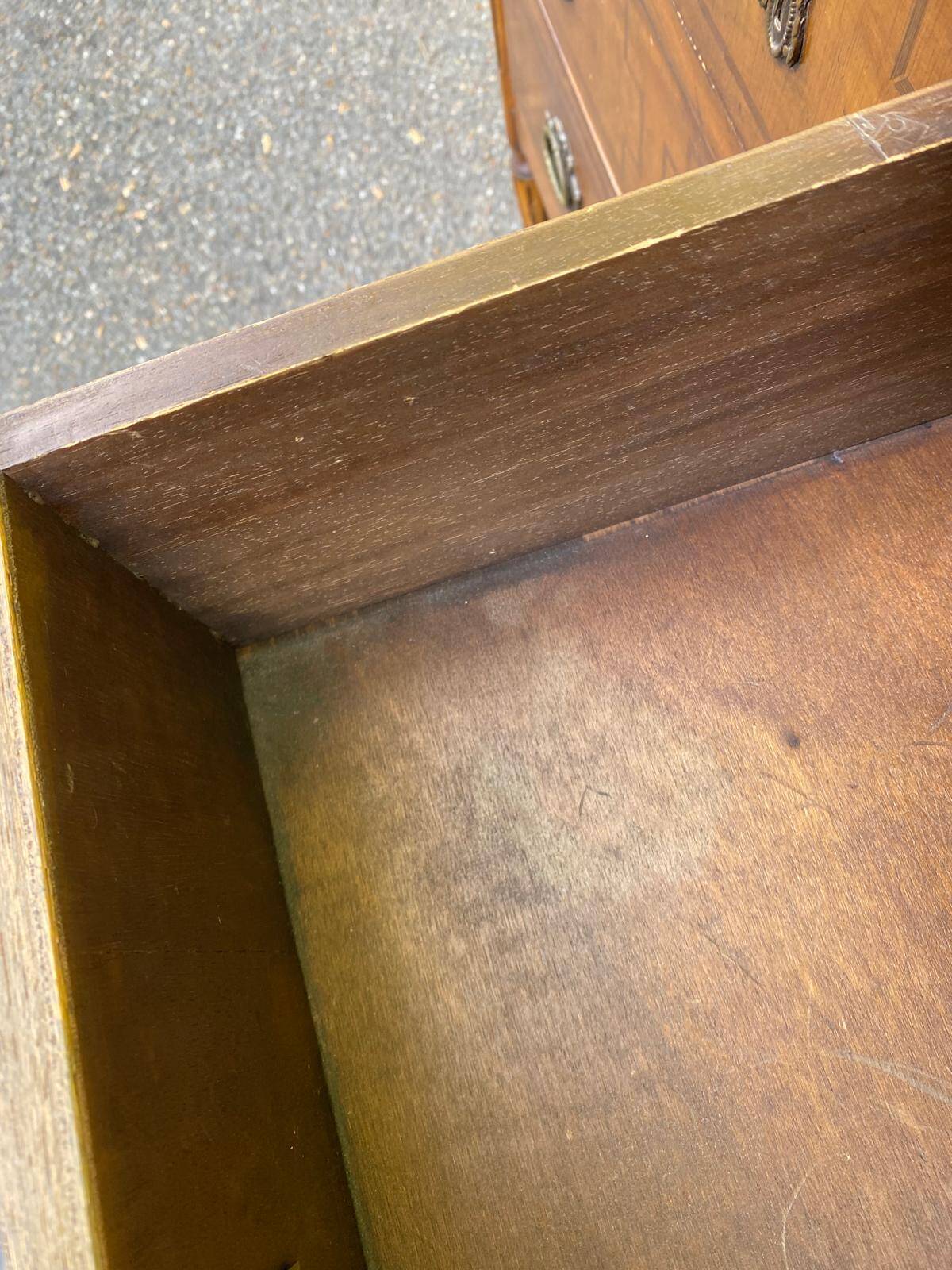 Commode Louis XVI en marqueterie et placage d'amarante/merisier 1950
