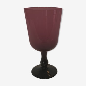 Vase en verre violet sur pied