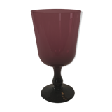 Vase en verre violet sur pied