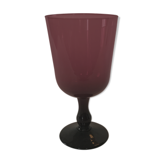 Vase en verre violet sur pied