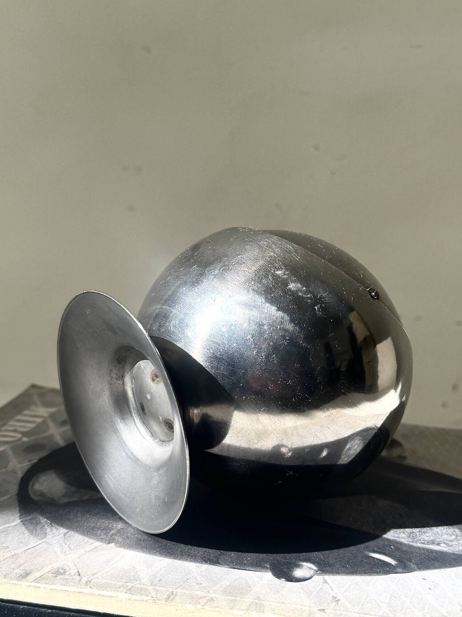 Space age ashtray in chrome metal, 1970s design.