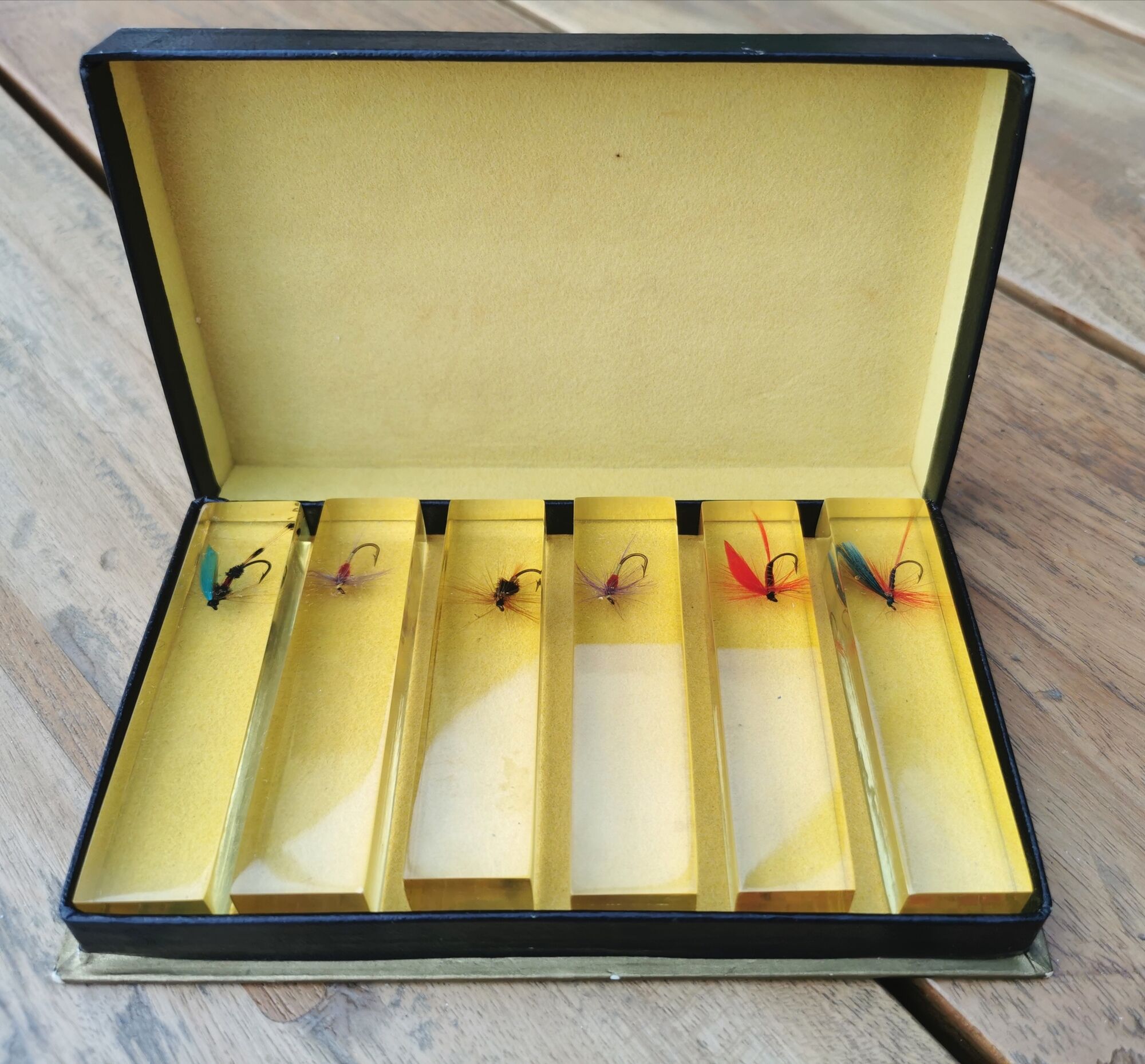 Set of 6 carries knives with fishing lures