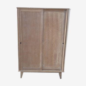 Armoire pieds compas 2 portes coulissantes en bois brut vintage.