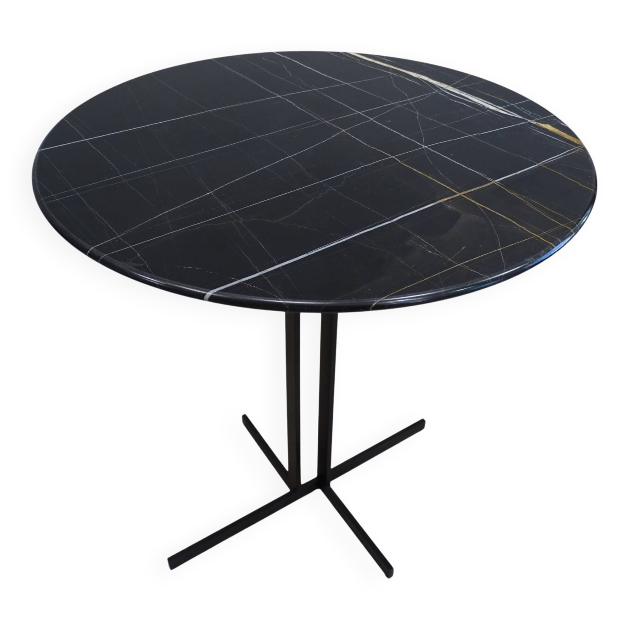 Coffee table or auxiliary table Natuzzi, marmol Sahara Noir, s. XXI – Italy