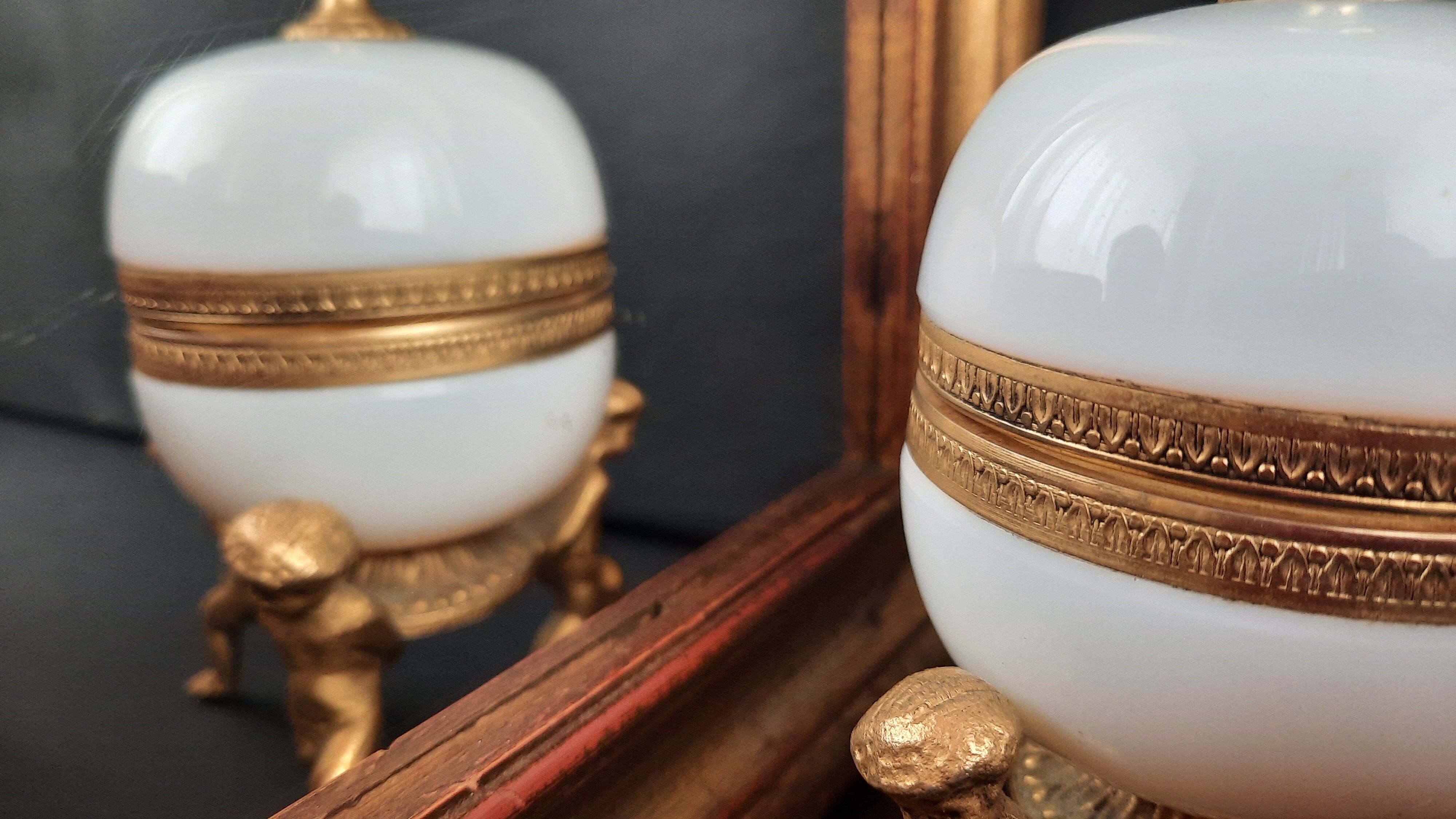 Egg box opaline on footouche