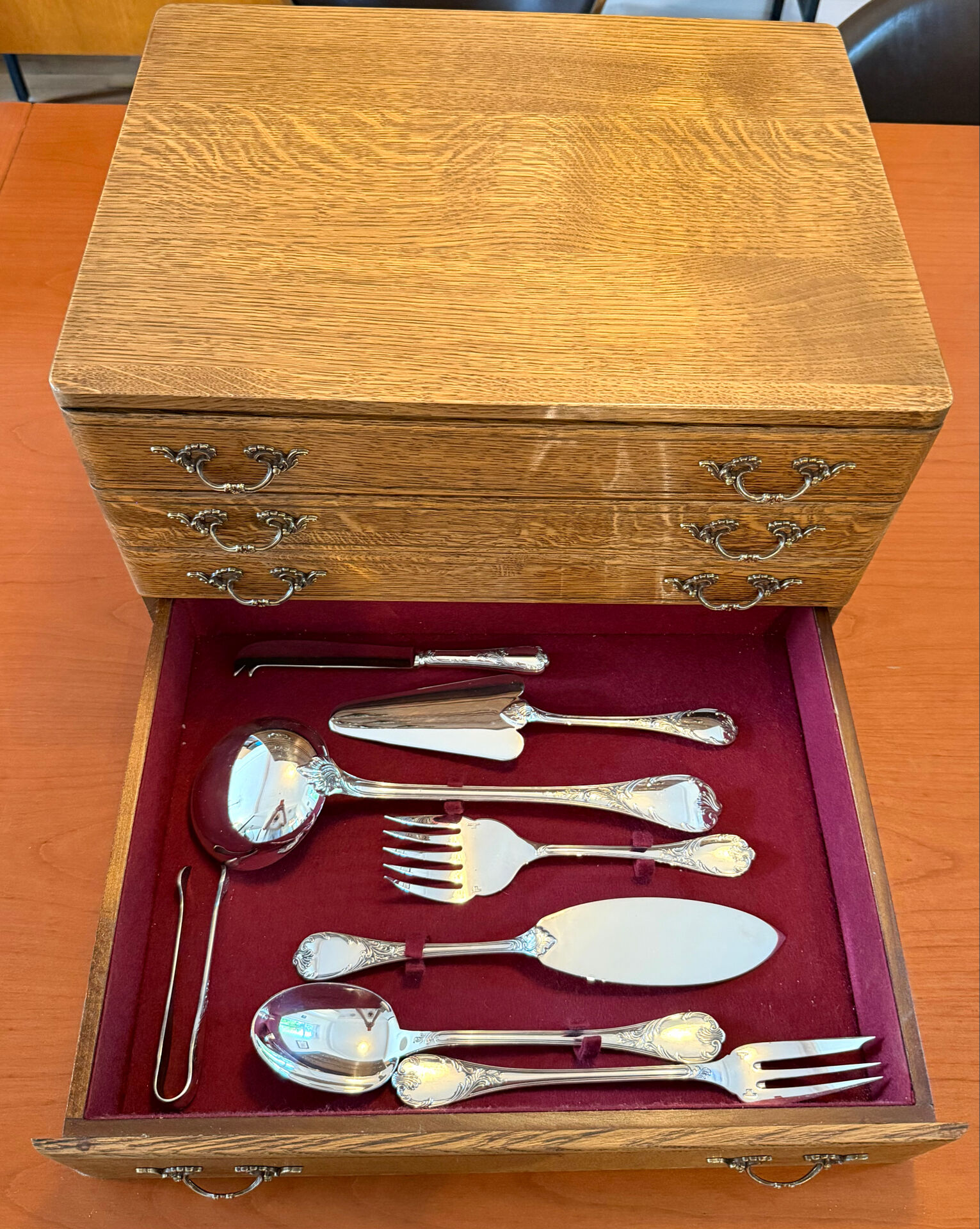 Christofle marly ménagère 140 pièce avec argentier chêne
