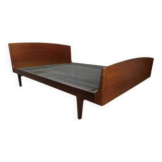 Scandinavian bed 140