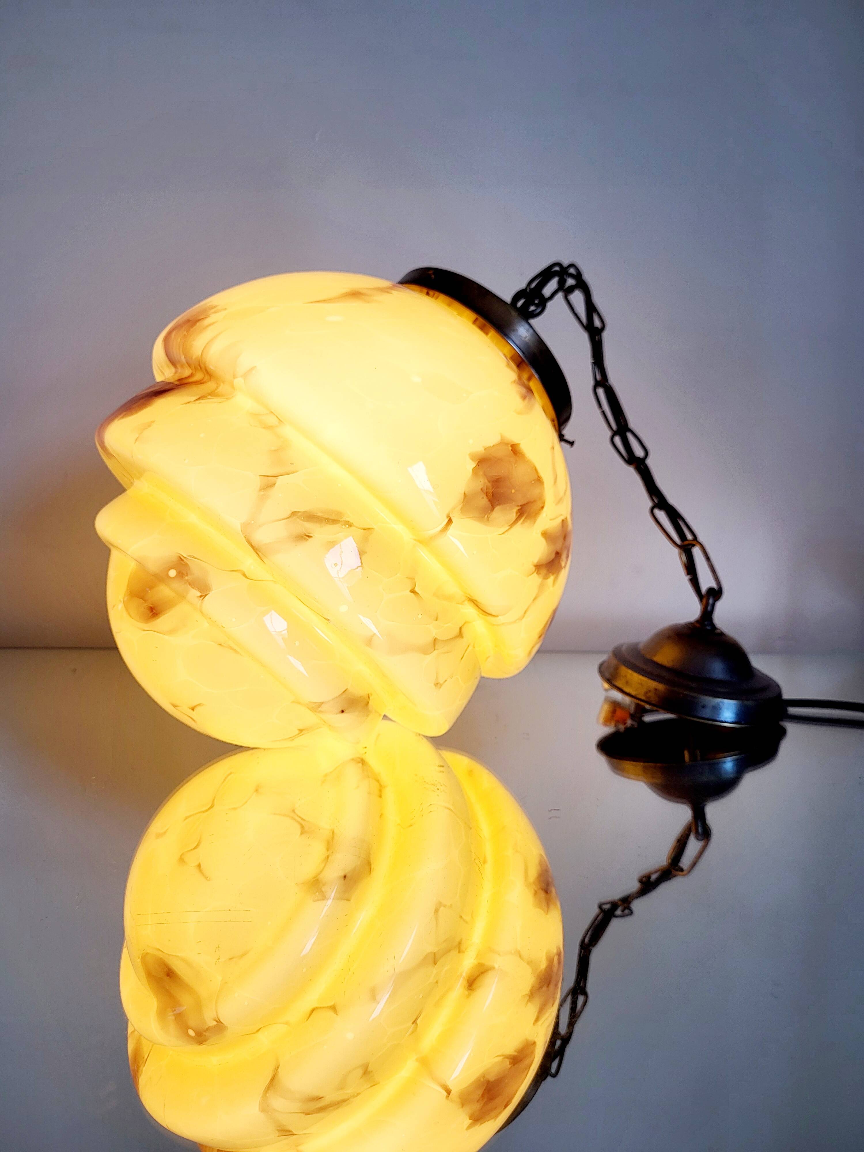 Lampe à suspension art déco en glaçure opaline, gemarmerd, messing, jaren 1930